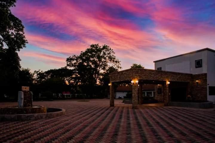 Zambezi Junction Lodge Ливингстън Екстериор снимка