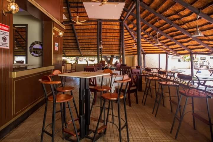 Zambezi Junction Lodge Ливингстън Екстериор снимка
