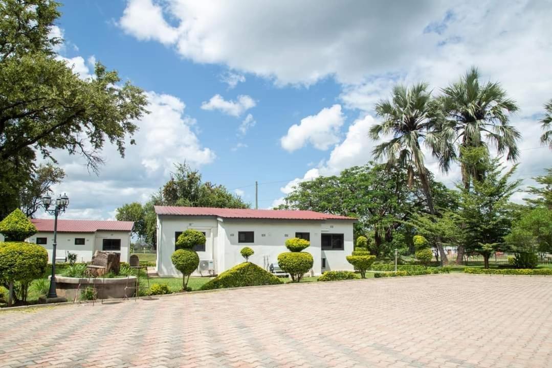 Zambezi Junction Lodge Ливингстън Екстериор снимка